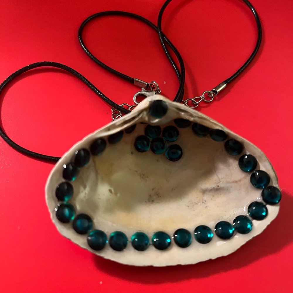 Rhinestone Seashell Hand Design - Picture 7 of 16